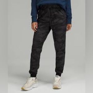 Lululemon stretch high rise, size 4. Heritage camo. Excellent condition.